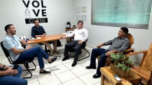 Leia mais sobre o artigo Prefeito de Pedro Gomes discute recuperação de estradas rurais com Prefeito de Coxim