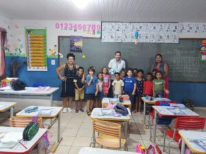 Leia mais sobre o artigo Prefeito de Pedro Gomes Delegado Murilo visita Escola Santo Antônio e Participa de Brincadeiras junto com os alunos.