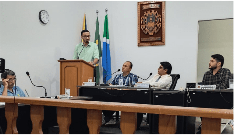 Leia mais sobre o artigo Prefeito Delegado Murilo Visita Câmara de Vereadores e apresenta projeto de regularização do IPTU na Tribuna.