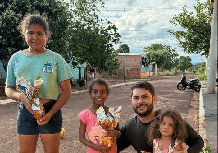 Leia mais sobre o artigo Vereador Reges Nunes de Paula leva alegria da Páscoa a famílias em Pedro Gomes (MS)