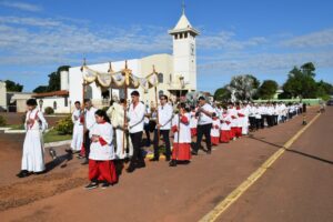 Leia mais sobre o artigo Feriado de Corpus Christi é marcado por procissão e igreja lotada em Pedro Gomes