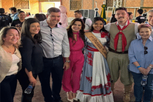 Leia mais sobre o artigo Lia Nogueira prestigia Festa do Leitão no Rolete e celebra tradição cultural de São Gabriel do Oeste