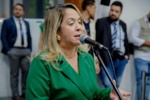 Leia mais sobre o artigo Lia Nogueira apresenta projeto de lei que cria multa para agressões contra profissionais da saúde