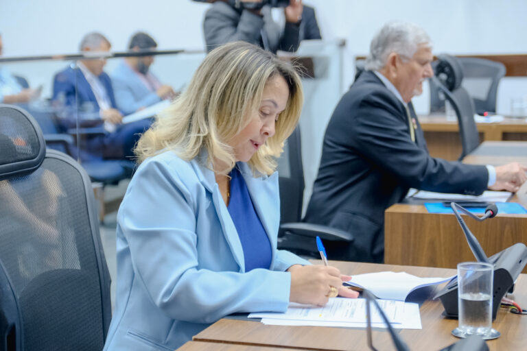 Leia mais sobre o artigo Lia Nogueira solicita recursos para garantir novo veículo à Saúde de Pedro Gomes