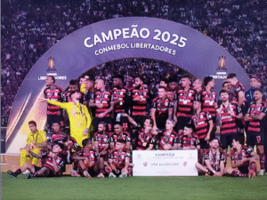 Leia mais sobre o artigo FLA FAZ HISTÓRIA NO PERU! Danilo, o herói improvável, carimba o tetra inédito e coloca o Rubro-Negro no topo absoluto da América