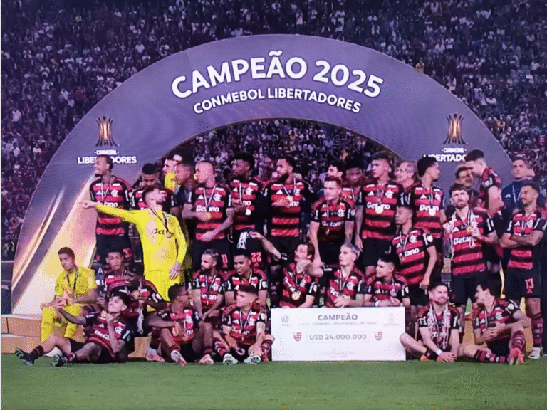 Leia mais sobre o artigo FLA FAZ HISTÓRIA NO PERU! Danilo, o herói improvável, carimba o tetra inédito e coloca o Rubro-Negro no topo absoluto da América