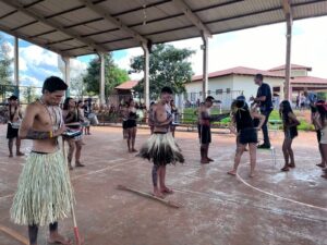 Leia mais sobre o artigo Cultura que transforma: emenda leva música e dança a 400 crianças indígenas em Dourados