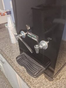 Leia mais sobre o artigo Mãe volta de ônibus com recém-nascido no colo, enquanto hospital de Pedro Gomes(MS) enfrenta falta de fraldas e bebedouro improvisado com garfo!