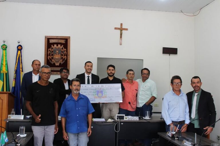 Leia mais sobre o artigo Hilux de luxo, críticas, recados e até puxão de orelha por causa de roupa inadequada.