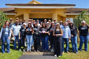 Alunos de Pedro Gomes conhecem cadeia produtiva da avestruz e veem de perto sistema que transforma tudo em valor econômico em MS