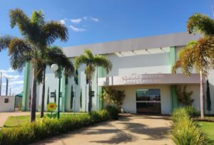 Leia mais sobre o artigo Água Clara: Vereadores ganham “voucher” de R$ 3 mil para combustível e internet, enquanto salários passam de R$ 10 mil