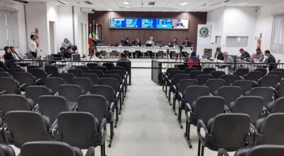 PEC que propõe fim de vereadores em cidades pequenas gera debate sobre democracia e fiscalização no Brasil