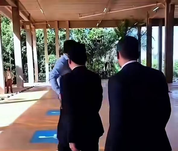 CONFUSÃO NA ALEMS: pré-candidato interrompe evento, tem calça rasgada e cobra governador após tumulto.