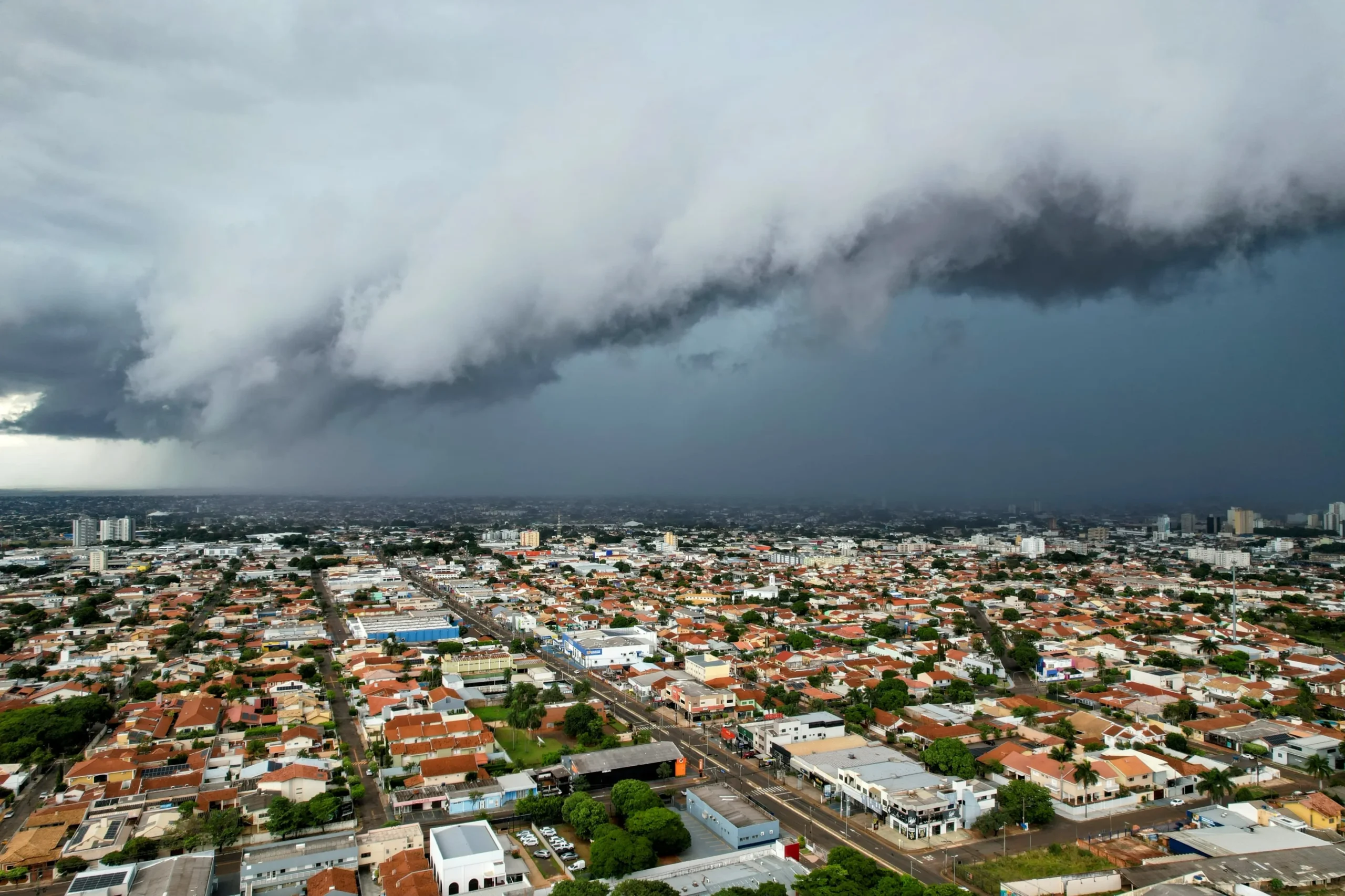 Defesa Civil alerta para risco de chuva forte e ventos intensos em Campo Grande